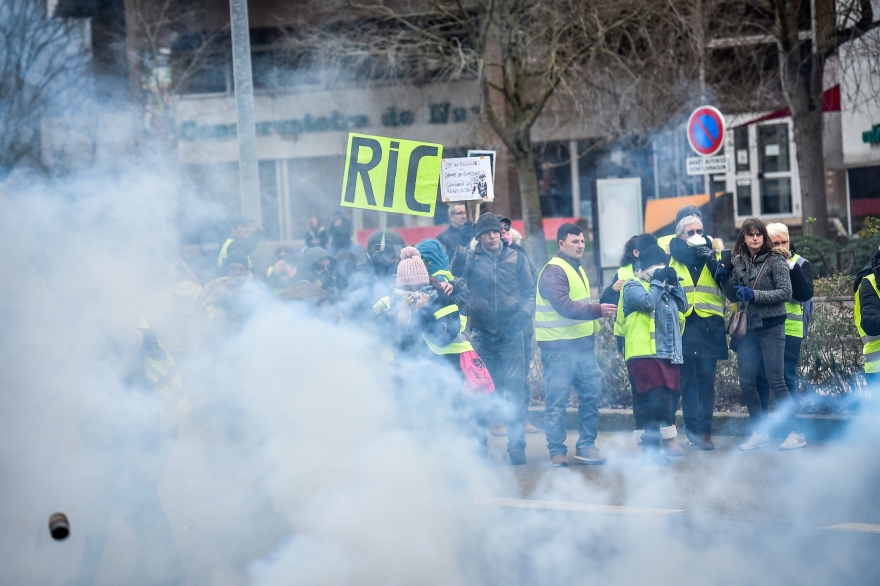 «Κίτρινα Γιλέκα»: Ξεκίνησαν οι πρώτες «μάχες» με την αστυνομία 