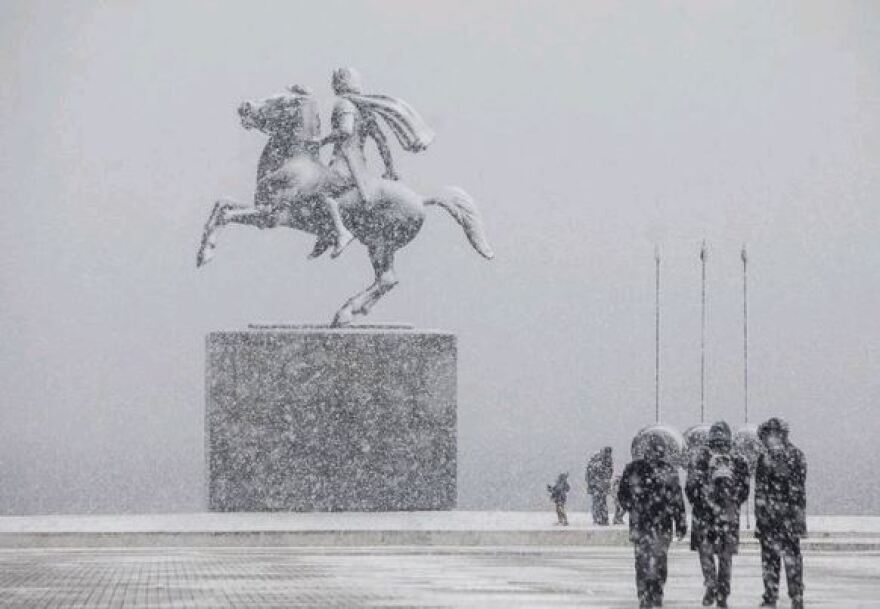 Καιρός: Υποχωρεί η «Σοφία», τα προβλήματα παραμένουν - Σε λευκό κλοιό η χώρα 