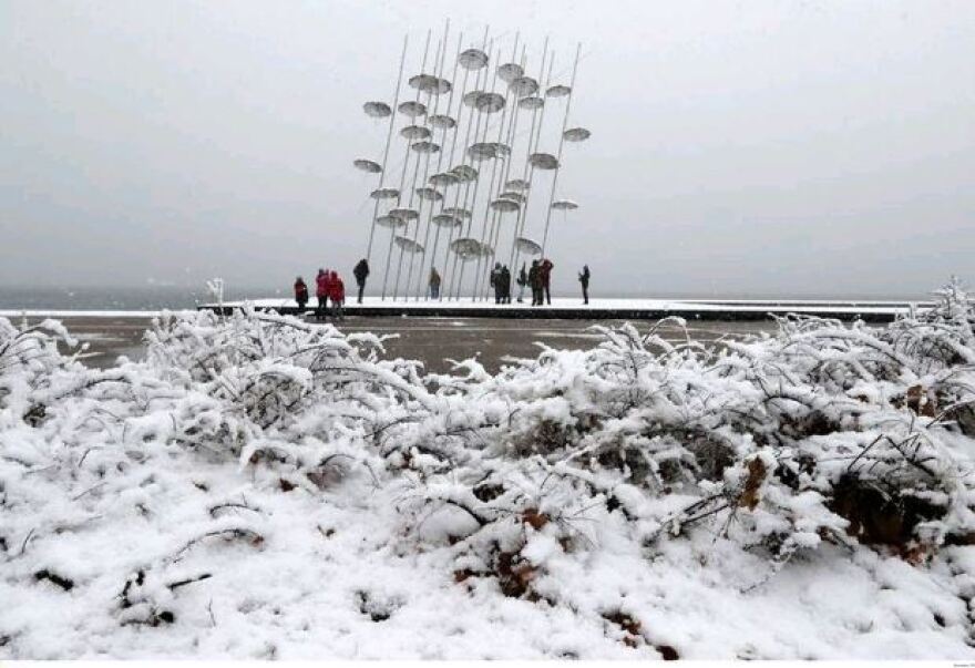 Καιρός: Υποχωρεί η «Σοφία», τα προβλήματα παραμένουν - Σε λευκό κλοιό η χώρα 