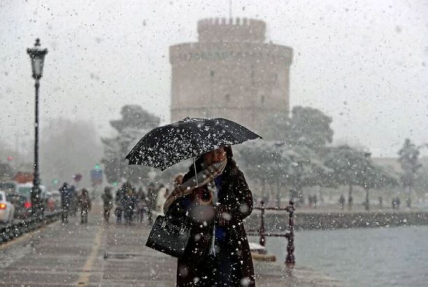 Καιρός: Υποχωρεί η «Σοφία», τα προβλήματα παραμένουν - Σε λευκό κλοιό η χώρα 