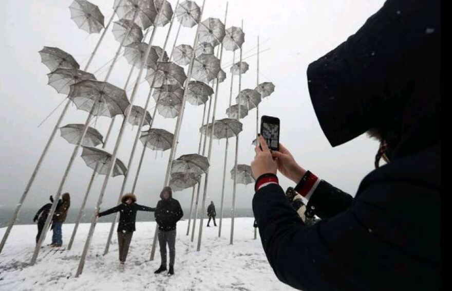 Καιρός: Υποχωρεί η «Σοφία», τα προβλήματα παραμένουν - Σε λευκό κλοιό η χώρα 