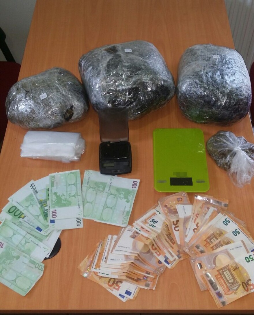  Δράμα: Αστυνομικός σκύλος «ξετρύπωσε» 2,5 κιλά χασίς