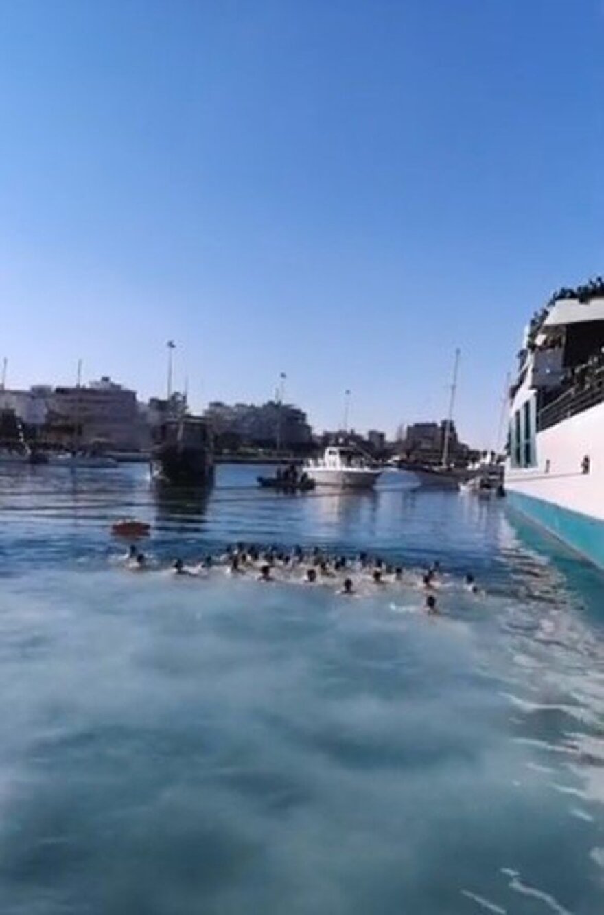 Πάτρα: Πάνω από 30 τολμηροί βούτηξαν στα παγωμένα νερά