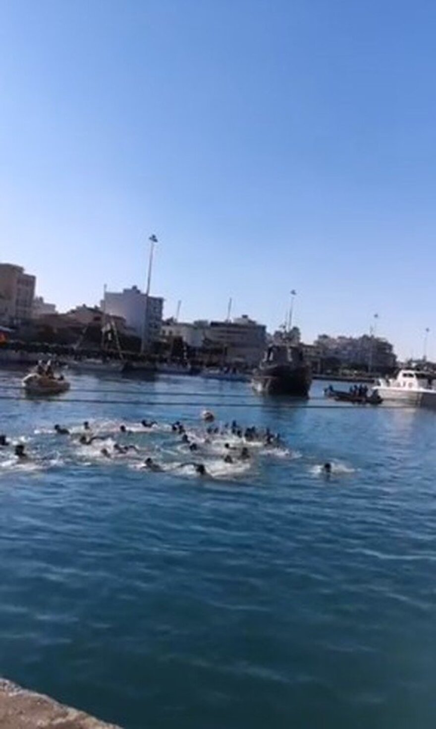 Πάτρα: Πάνω από 30 τολμηροί βούτηξαν στα παγωμένα νερά