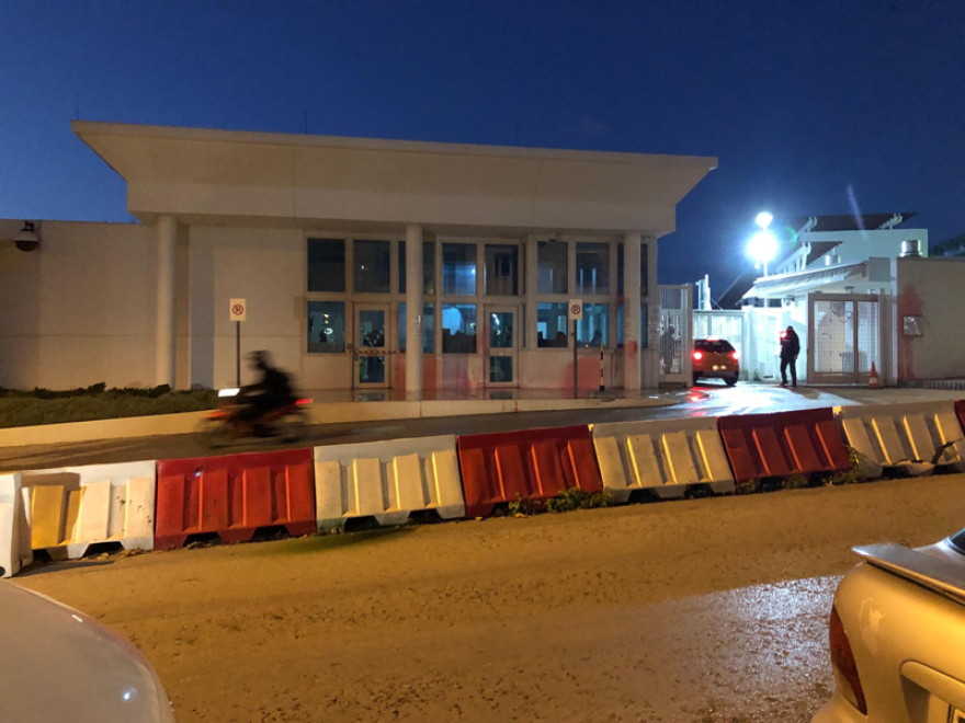 Επίθεση του Ρουβίκωνα με μπογιές στην αμερικανική πρεσβεία