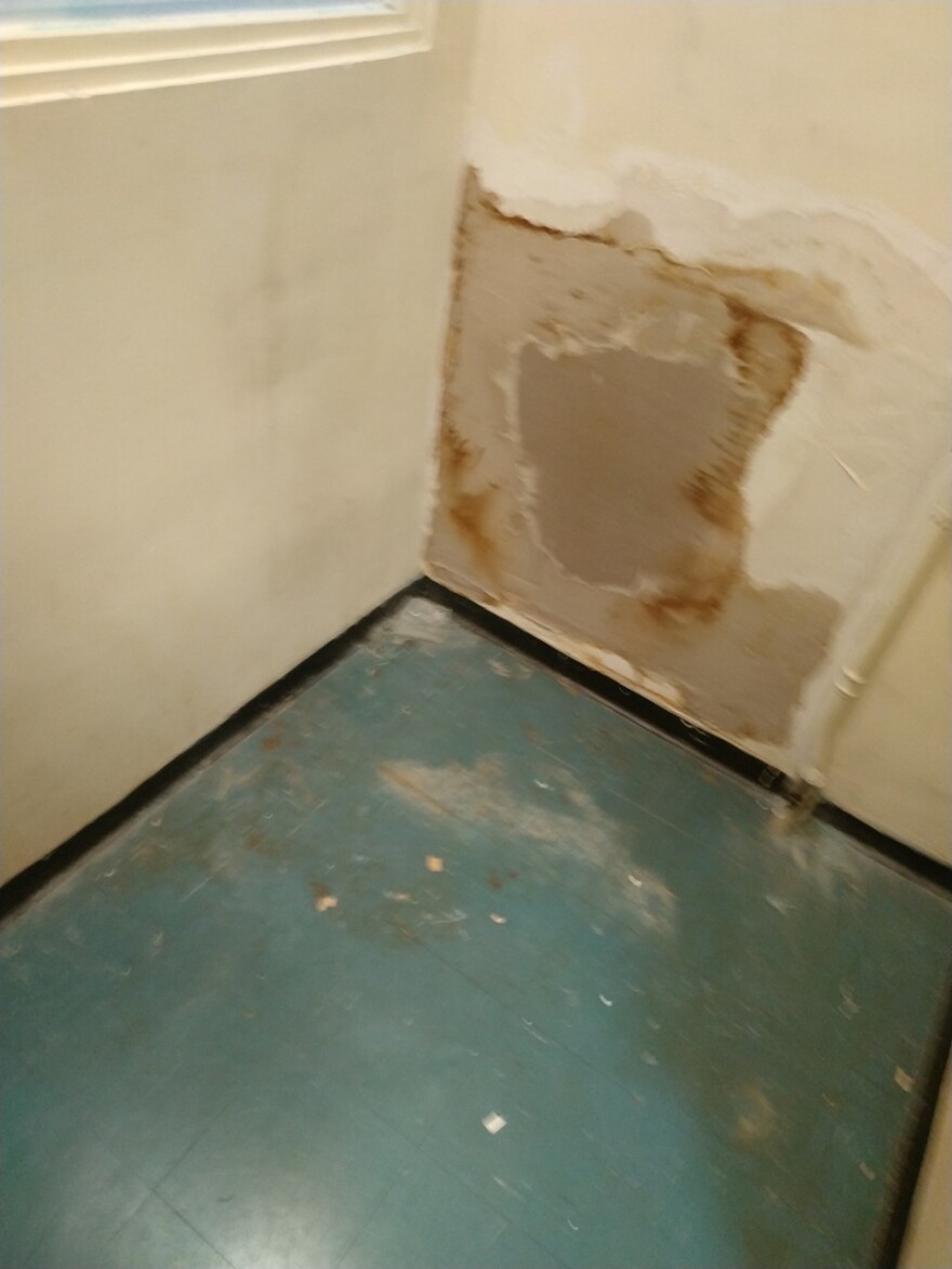 Φωτογραφίες: Χωρίς θέρμανση το «Έλενα  Βενιζέλου» - Σε άθλια κατάσταση καλοριφέρ και κλιματιστικά