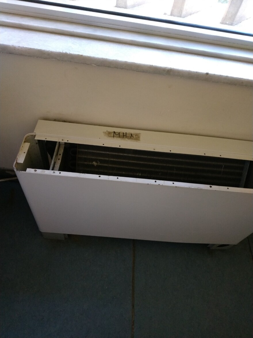 Φωτογραφίες: Χωρίς θέρμανση το «Έλενα  Βενιζέλου» - Σε άθλια κατάσταση καλοριφέρ και κλιματιστικά