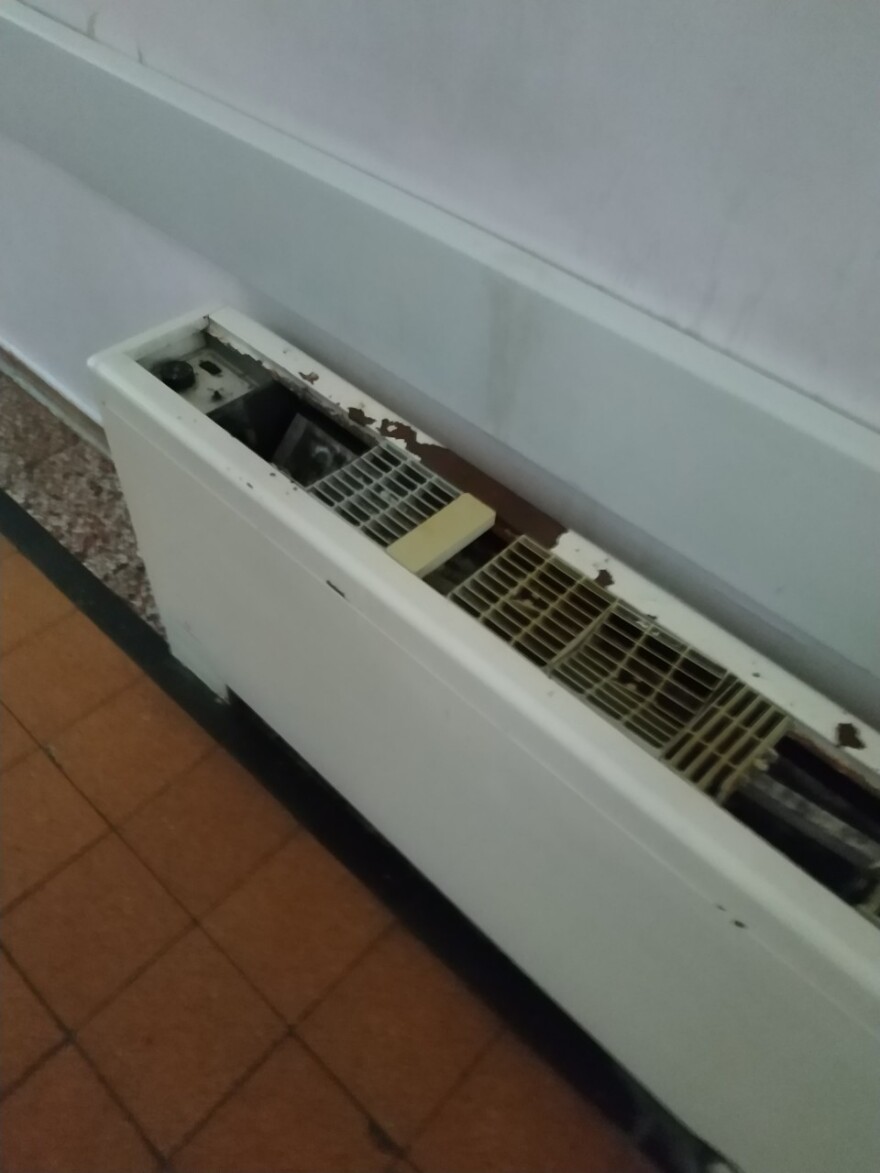 Φωτογραφίες: Χωρίς θέρμανση το «Έλενα  Βενιζέλου» - Σε άθλια κατάσταση καλοριφέρ και κλιματιστικά