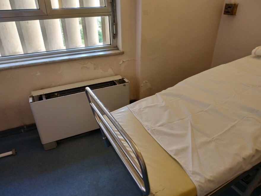 Φωτογραφίες: Χωρίς θέρμανση το «Έλενα  Βενιζέλου» - Σε άθλια κατάσταση καλοριφέρ και κλιματιστικά