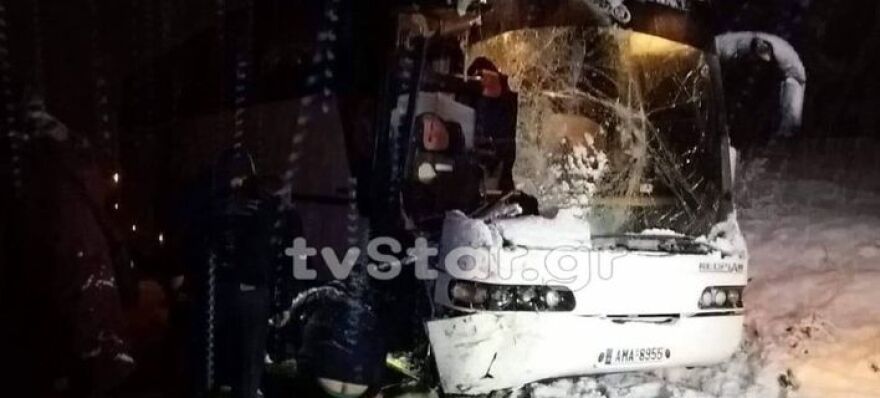 Εύβοια: Λεωφορείο του ΚΤΕΛ συγκρούστηκε με αλατιέρα