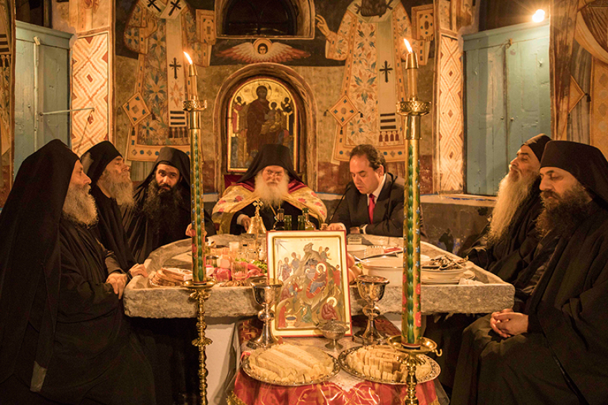 Με βυζαντινή μεγαλοπρέπεια τα Χριστούγεννα στο χιονισμένο Άγιο Όρος