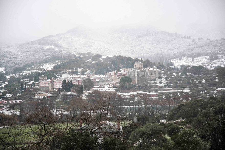 Με βυζαντινή μεγαλοπρέπεια τα Χριστούγεννα στο χιονισμένο Άγιο Όρος