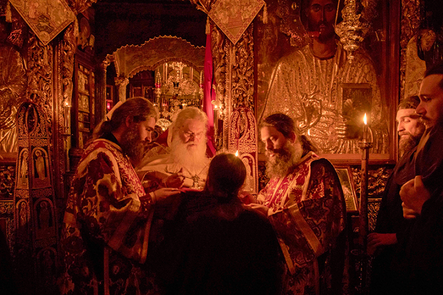 Με βυζαντινή μεγαλοπρέπεια τα Χριστούγεννα στο χιονισμένο Άγιο Όρος