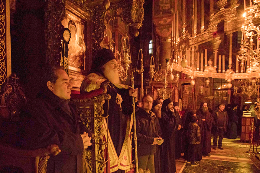 Με βυζαντινή μεγαλοπρέπεια τα Χριστούγεννα στο χιονισμένο Άγιο Όρος