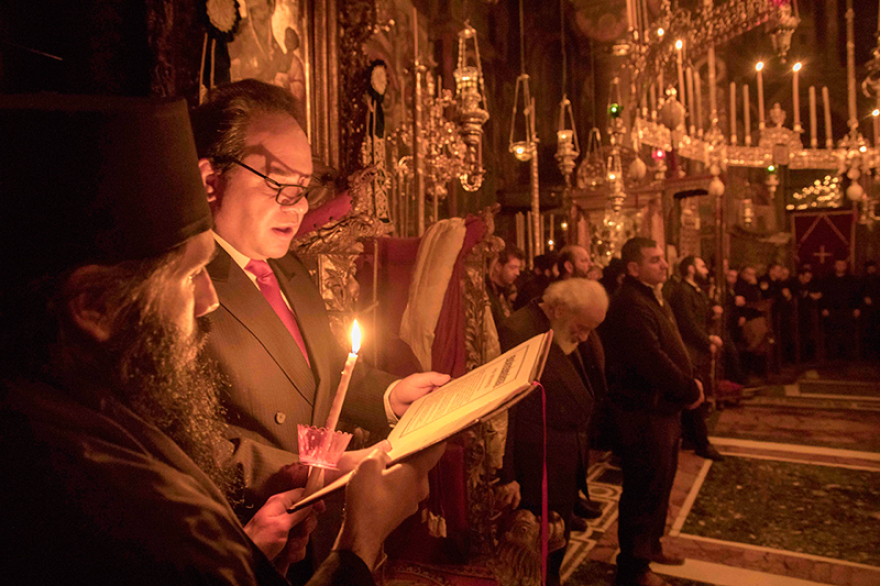Με βυζαντινή μεγαλοπρέπεια τα Χριστούγεννα στο χιονισμένο Άγιο Όρος