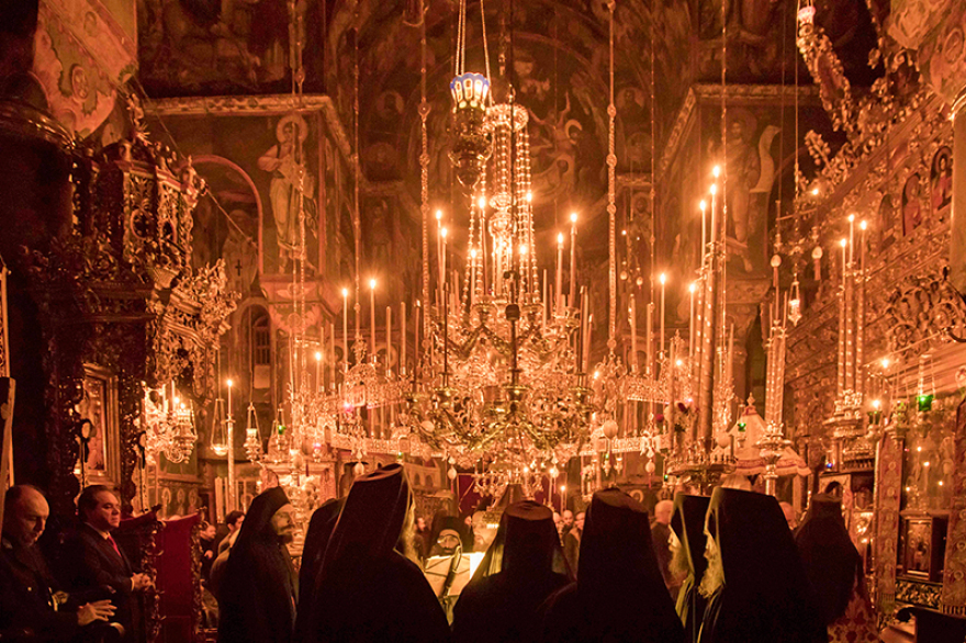 Με βυζαντινή μεγαλοπρέπεια τα Χριστούγεννα στο χιονισμένο Άγιο Όρος
