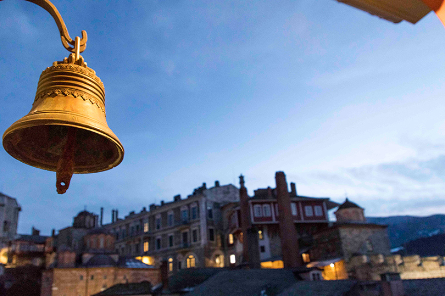 Με βυζαντινή μεγαλοπρέπεια τα Χριστούγεννα στο χιονισμένο Άγιο Όρος