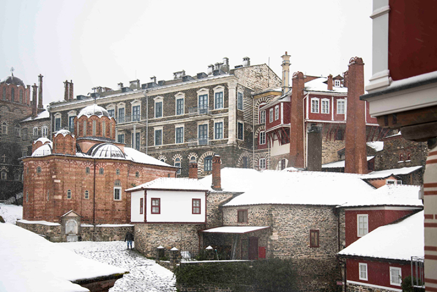 Με βυζαντινή μεγαλοπρέπεια τα Χριστούγεννα στο χιονισμένο Άγιο Όρος