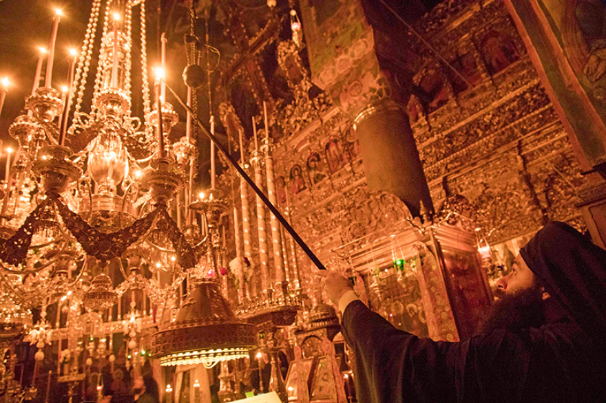 Με βυζαντινή μεγαλοπρέπεια τα Χριστούγεννα στο χιονισμένο Άγιο Όρος