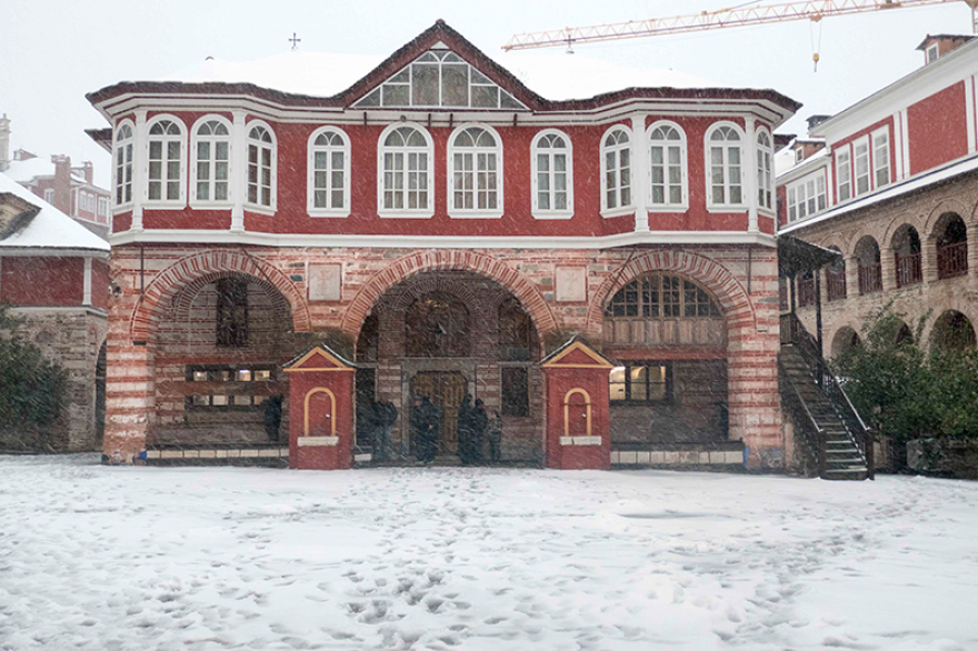 Με βυζαντινή μεγαλοπρέπεια τα Χριστούγεννα στο χιονισμένο Άγιο Όρος