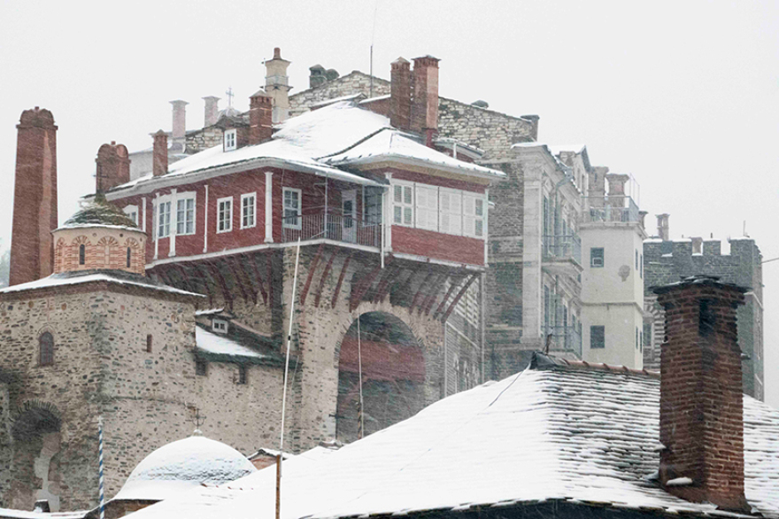 Με βυζαντινή μεγαλοπρέπεια τα Χριστούγεννα στο χιονισμένο Άγιο Όρος