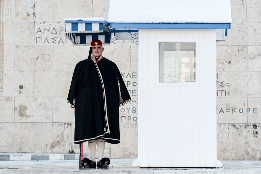 Φωτογραφίες: Με τζιπ έκαναν την αλλαγή οι Eύζωνες λόγω του χιονιά