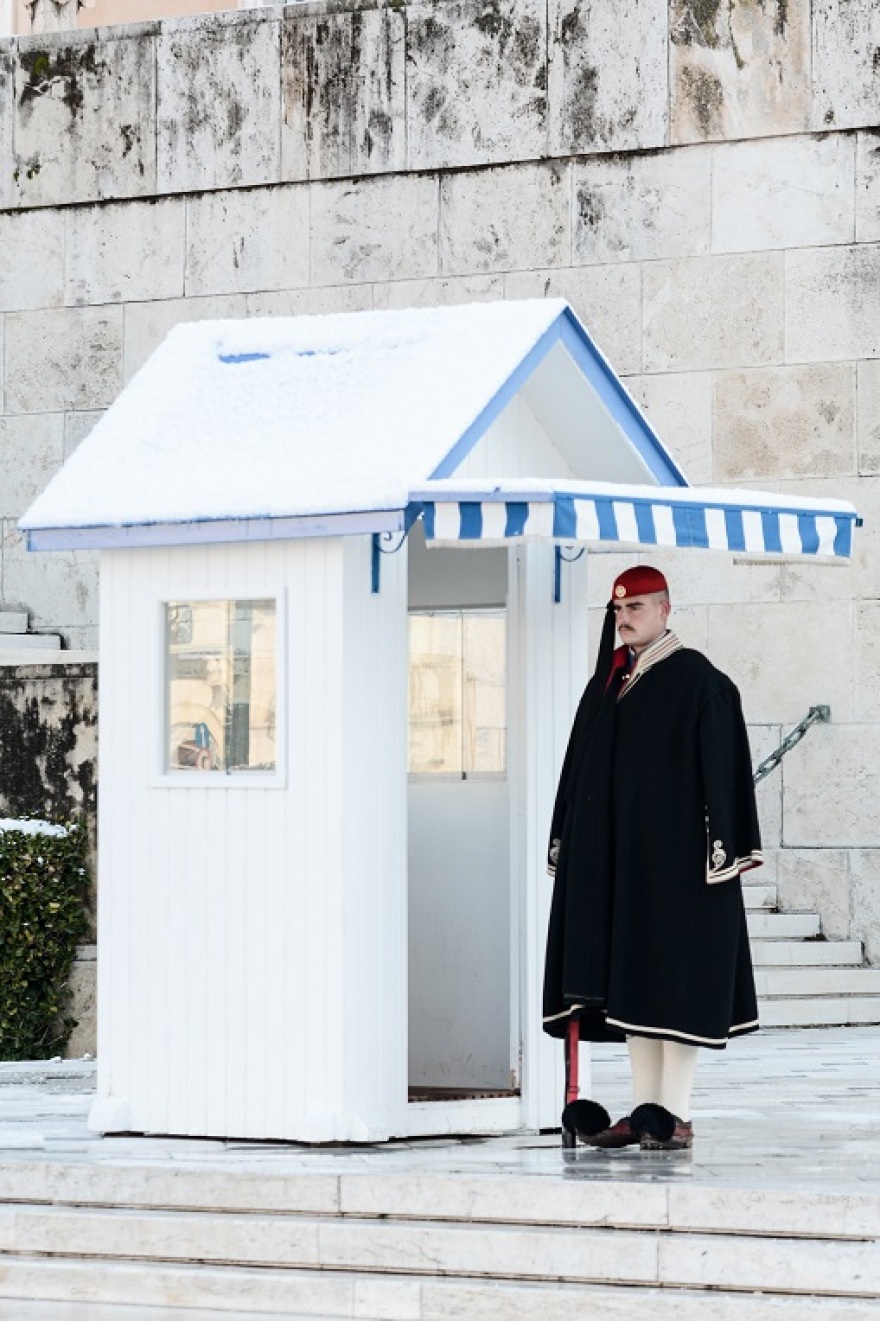 Φωτογραφίες: Με τζιπ έκαναν την αλλαγή οι Eύζωνες λόγω του χιονιά