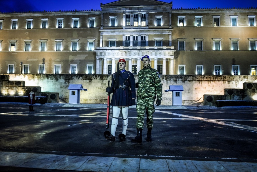 Φωτογραφίες: Με τζιπ έκαναν την αλλαγή οι Eύζωνες λόγω του χιονιά