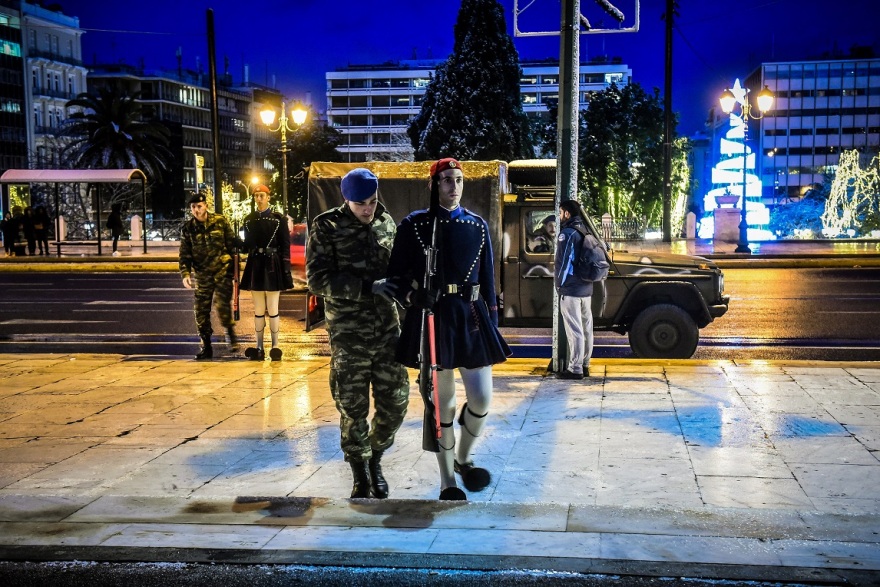 Φωτογραφίες: Με τζιπ έκαναν την αλλαγή οι Eύζωνες λόγω του χιονιά