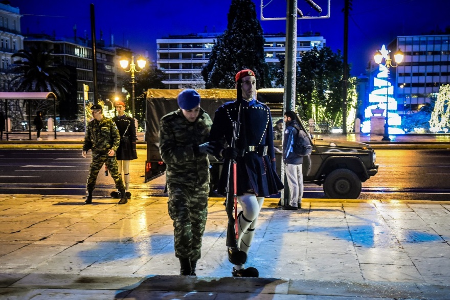 Φωτογραφίες: Με τζιπ έκαναν την αλλαγή οι Eύζωνες λόγω του χιονιά