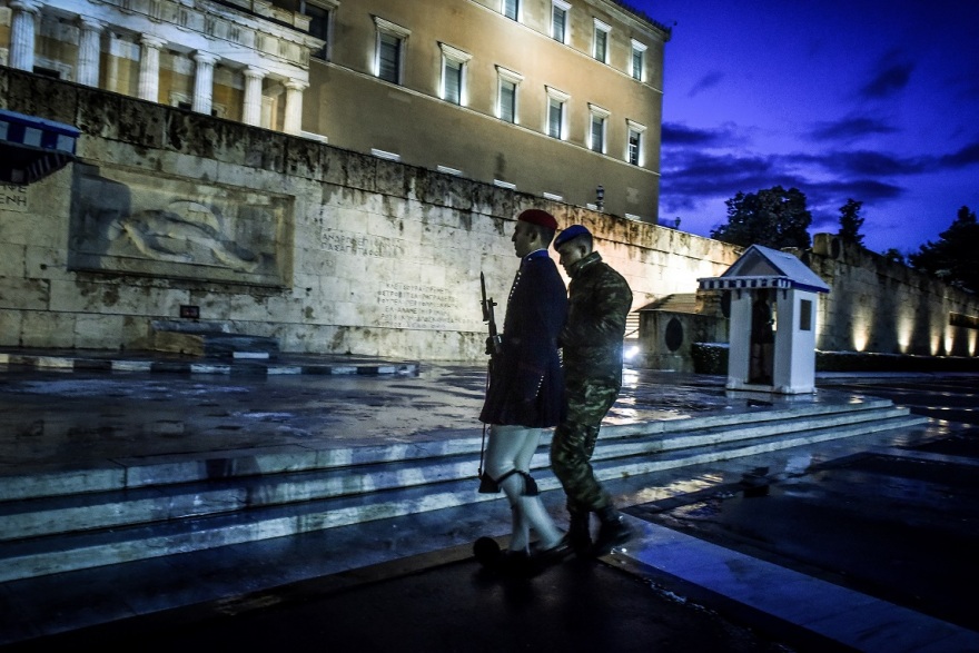 Φωτογραφίες: Με τζιπ έκαναν την αλλαγή οι Eύζωνες λόγω του χιονιά