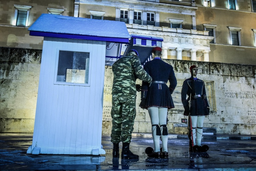 Φωτογραφίες: Με τζιπ έκαναν την αλλαγή οι Eύζωνες λόγω του χιονιά
