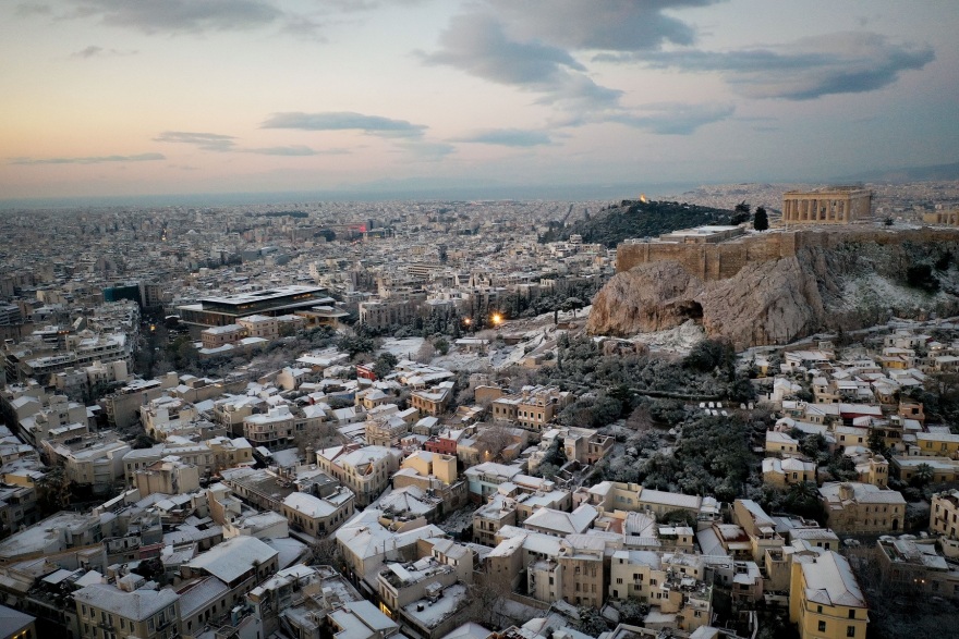 Χιόνια στην Ακρόπολη: Φωτογραφίες από το κέντρο της Αθήνας