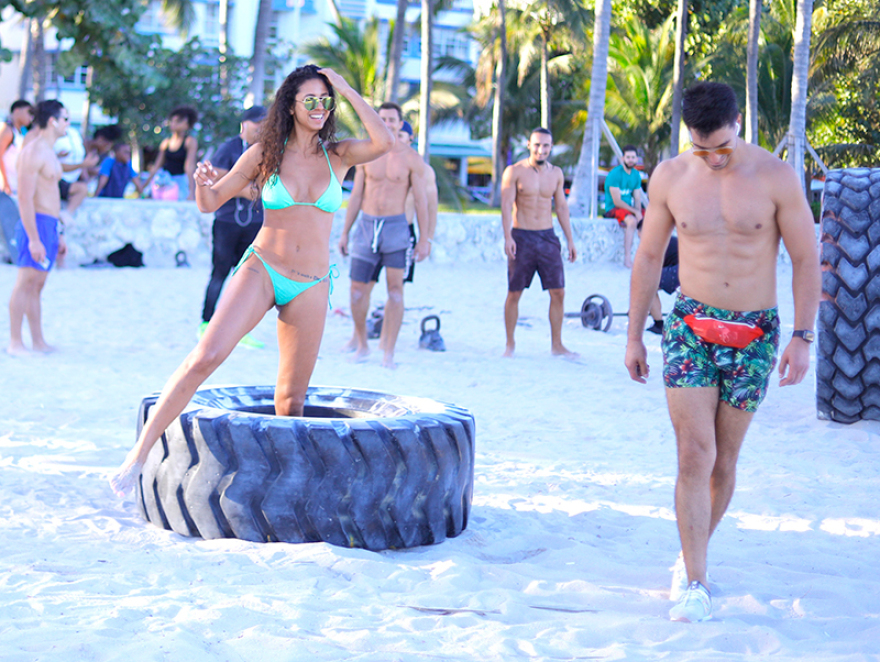 H Rebecca Scott έβαλε το μπικίνι της και άρχισε τις γυμναστικές επιδείξεις 