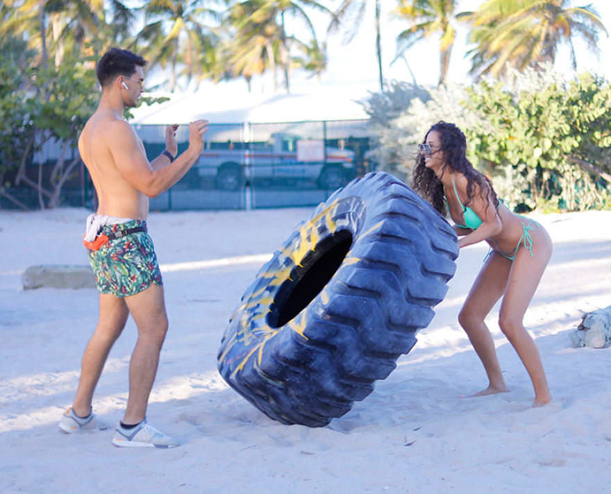 H Rebecca Scott έβαλε το μπικίνι της και άρχισε τις γυμναστικές επιδείξεις 