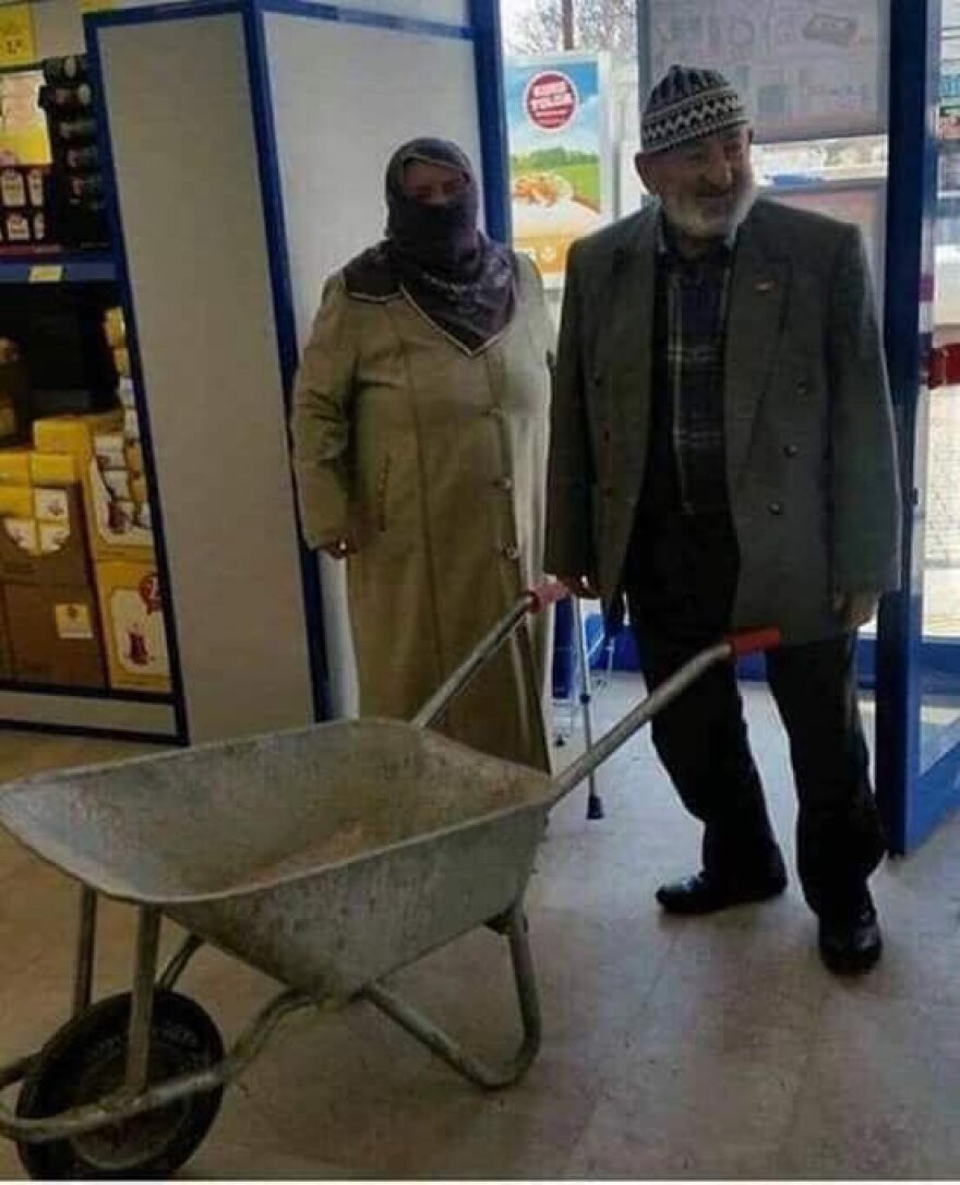 Απίστευτοι Τούρκοι: Πάνε με γαϊδούρια και καρότσια στα σούπερ μάρκετ για να μην πληρώσουν για τις πλαστικές σακούλες