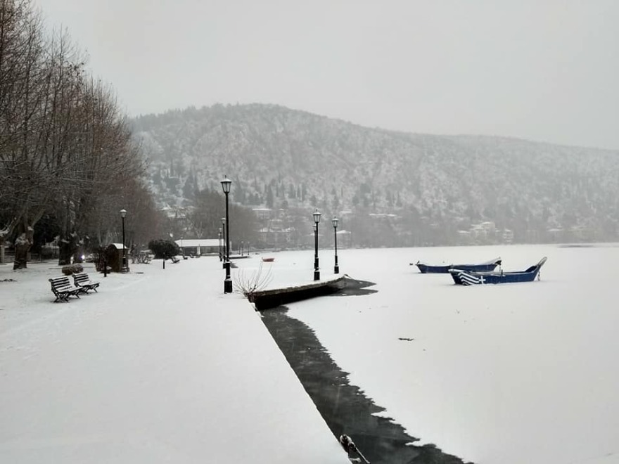 Φωτογραφίες: Πάγωσε η λίμνη της Καστοριάς 