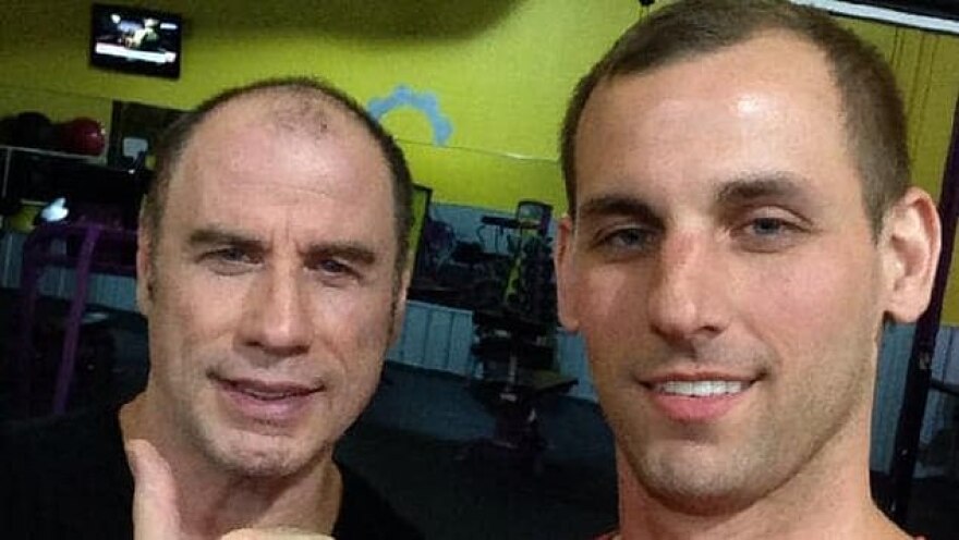 Ο Τζον Τραβόλτα αποδέχθηκε την πραγματικότητα της φαλάκρας του