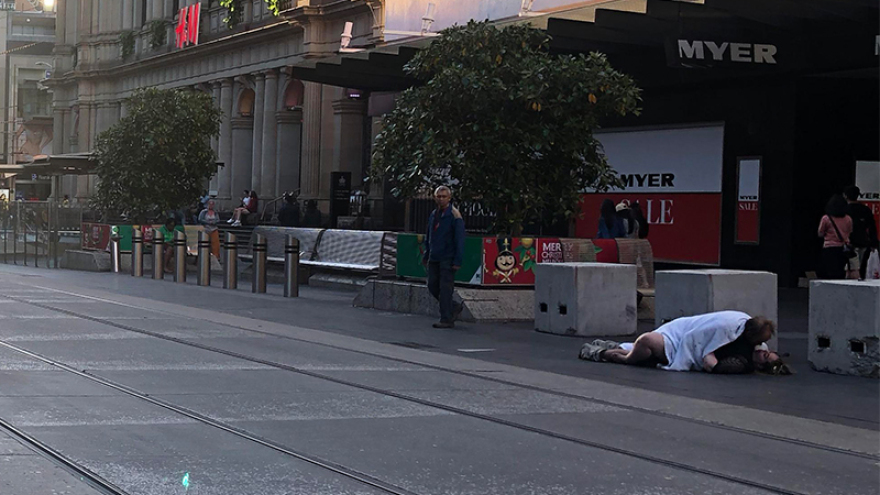 Ασυγκράτητο ζευγάρι πιάστηκε να κάνει σεξ σε κεντρικό δρόμο μέρα-μεσημέρι 