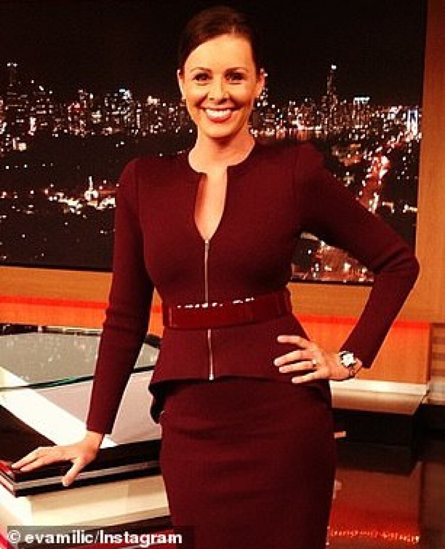 Αυστραλή δημοσιογράφος έγινε viral με την αμφίεσή της σε σχήμα φαλλού