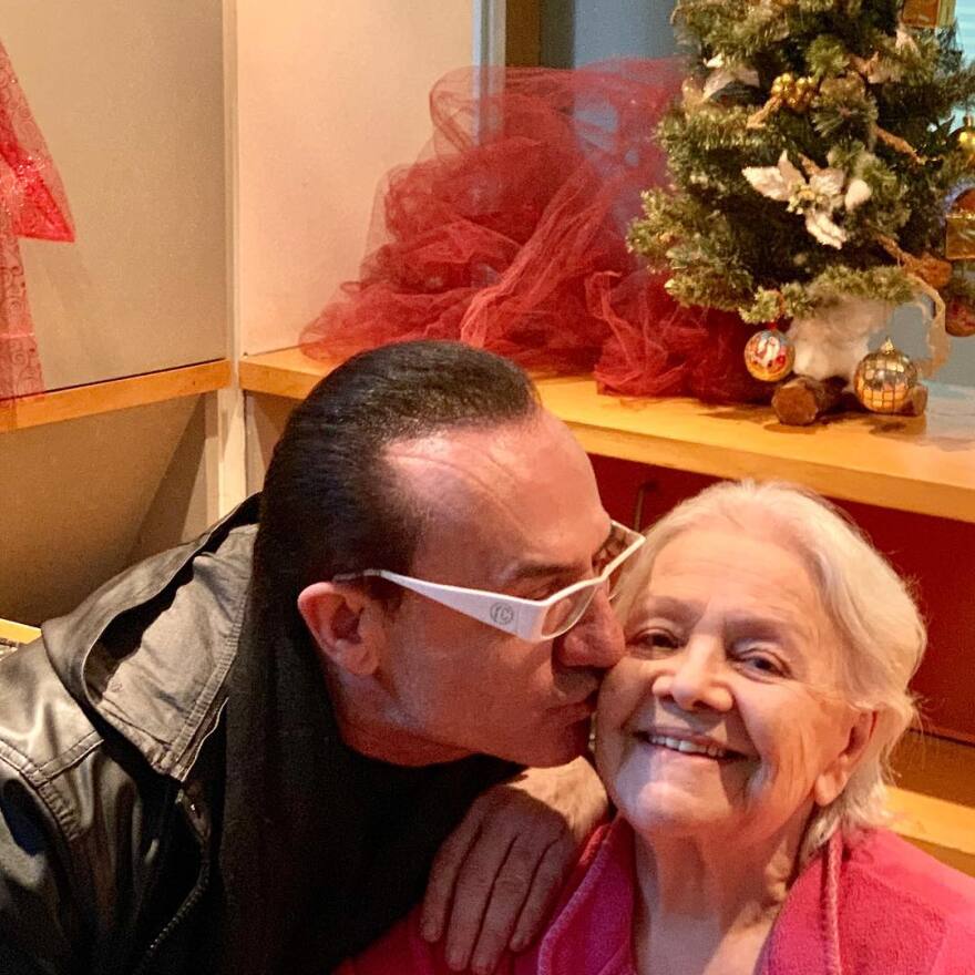 Ο Λευτέρης Πανταζής επισκέφθηκε τη Μαίρη Λίντα στο Γηροκομείο Αθηνών