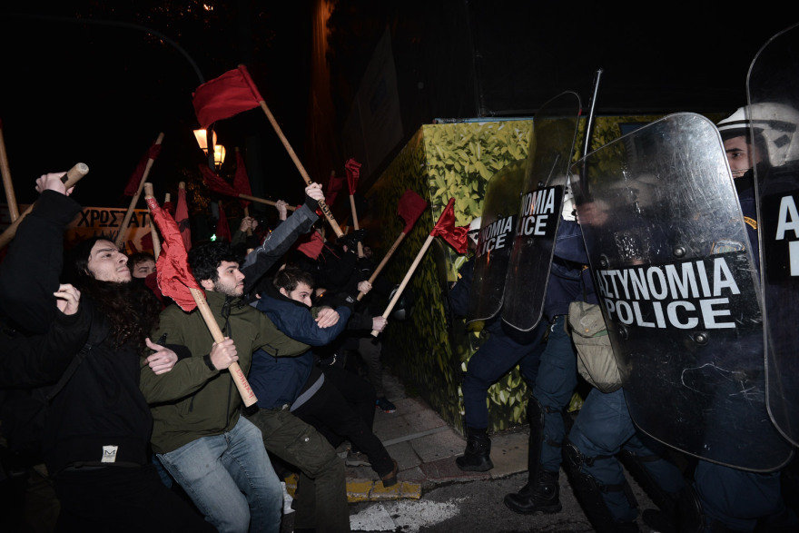 Χημικά στη διαδήλωση κατά της Μέρκελ στο κέντρο της Αθήνας