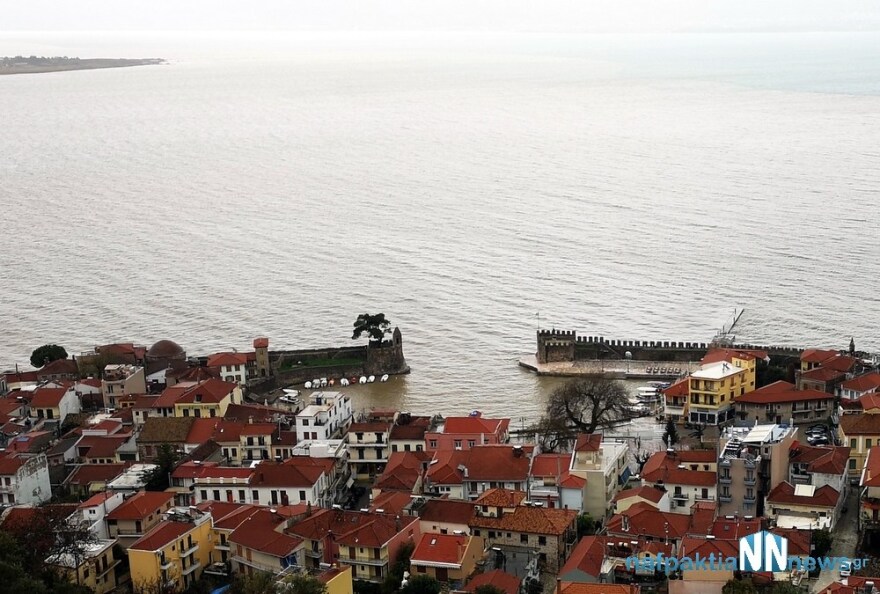 Εικόνες: Κόκκινη η θάλασσα στο λιμάνι της Ναυπάκτου