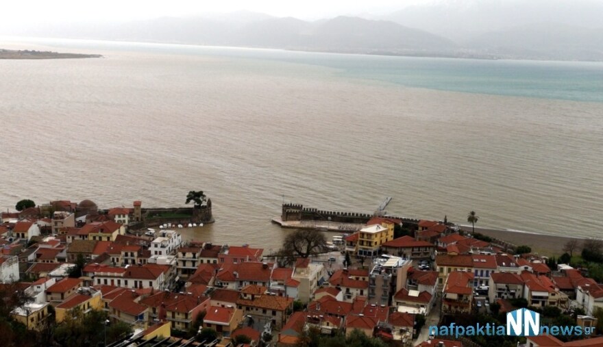 Εικόνες: Κόκκινη η θάλασσα στο λιμάνι της Ναυπάκτου