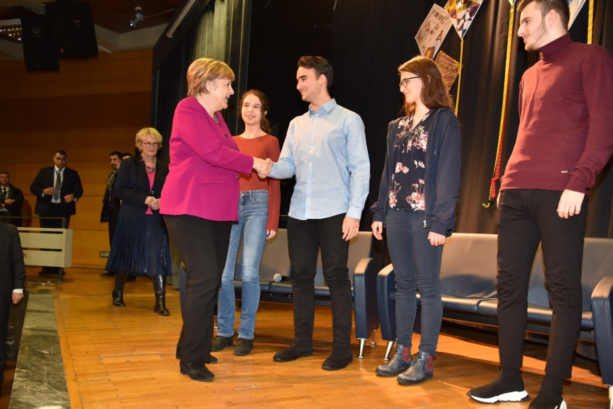 Η Μέρκελ στη Γερμανική Σχολή - Τι συζήτησε με τους μαθητές