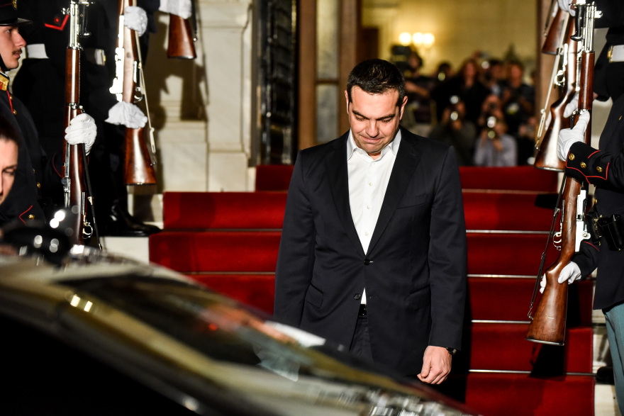 Μέγαρο Μαξίμου: Όταν ο Τσίπρας... φίλησε την Μέρκελ