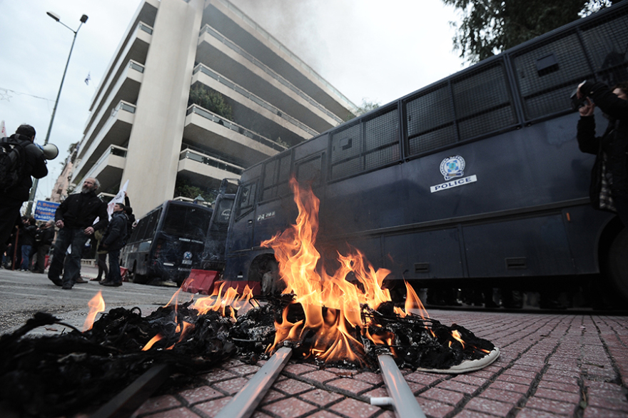 Δείτε βίντεο: Επεισόδια και χημικά στην πορεία των εκπαιδευτικών - Δύο τραυματίες