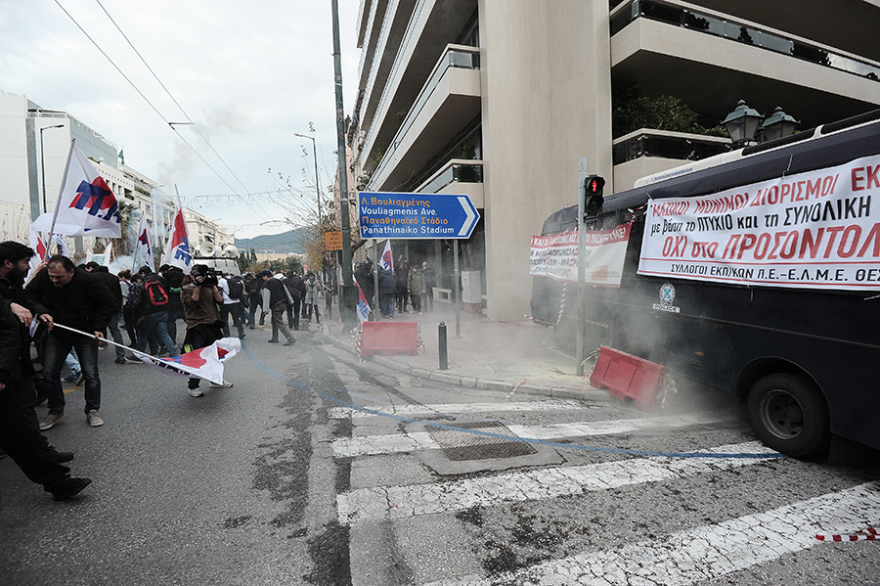 Δείτε βίντεο: Επεισόδια και χημικά στην πορεία των εκπαιδευτικών - Δύο τραυματίες