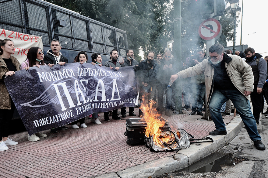 Δείτε βίντεο: Επεισόδια και χημικά στην πορεία των εκπαιδευτικών - Δύο τραυματίες