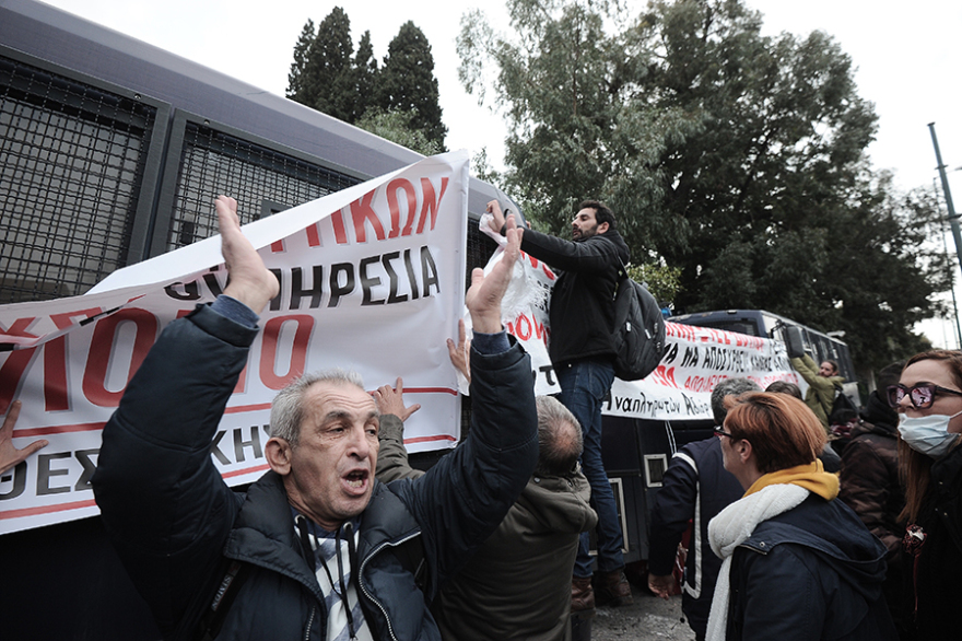 Δείτε βίντεο: Επεισόδια και χημικά στην πορεία των εκπαιδευτικών - Δύο τραυματίες